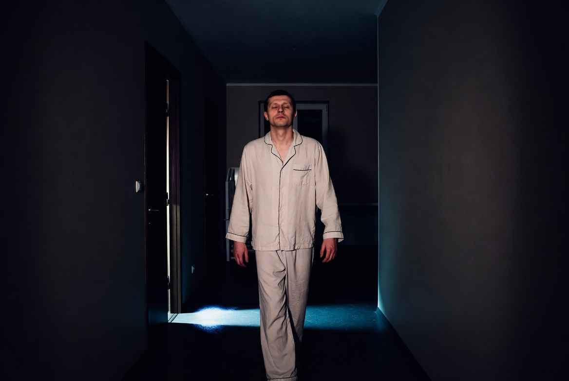Мужчина в состоянии сомнамбулизма ночью идет по квартире с закрытыми глазами